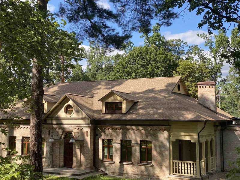 Битумная черепица на крыше частного дома крупным планом